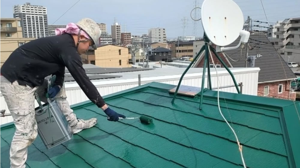足立区の住宅で外壁塗装を行う様子