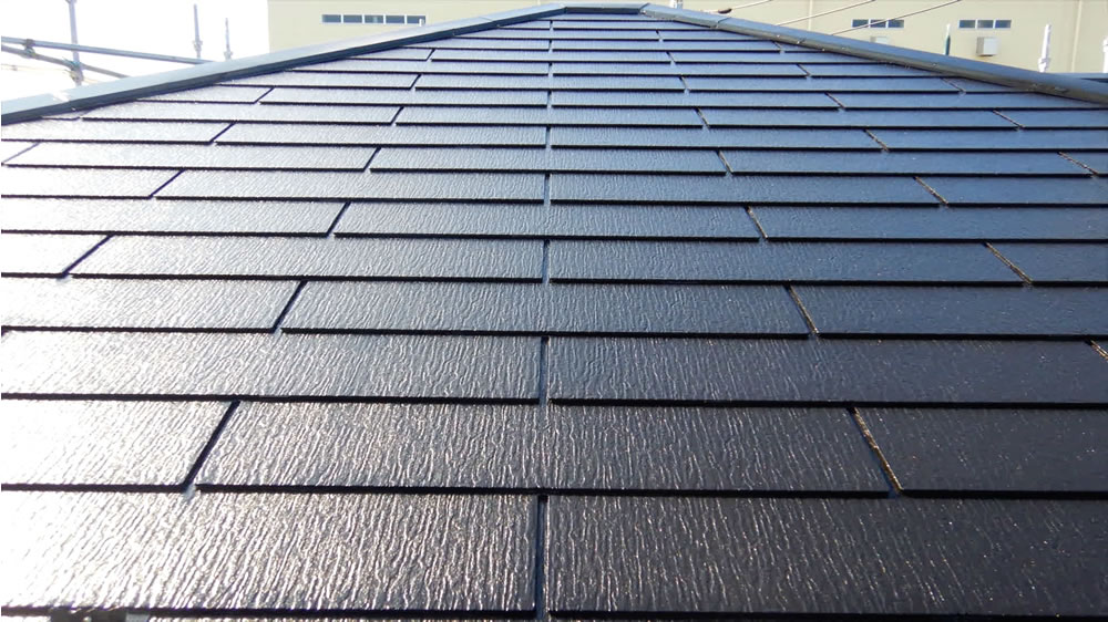 断熱塗料で外壁塗装する様子