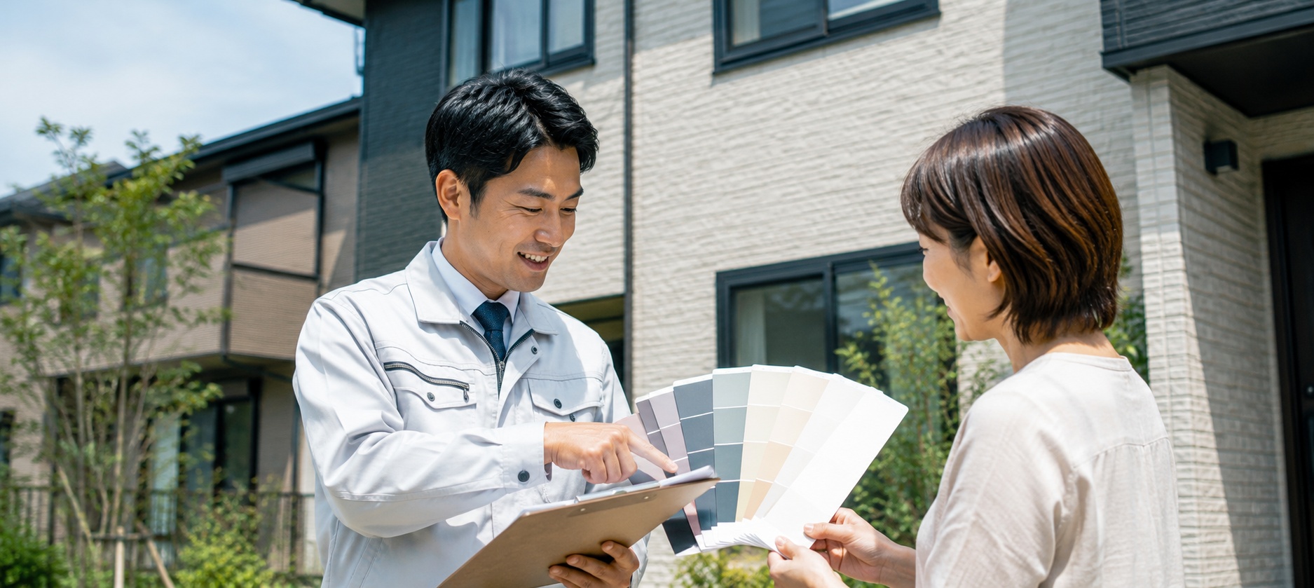 外壁塗装の塗料選びで相談している様子